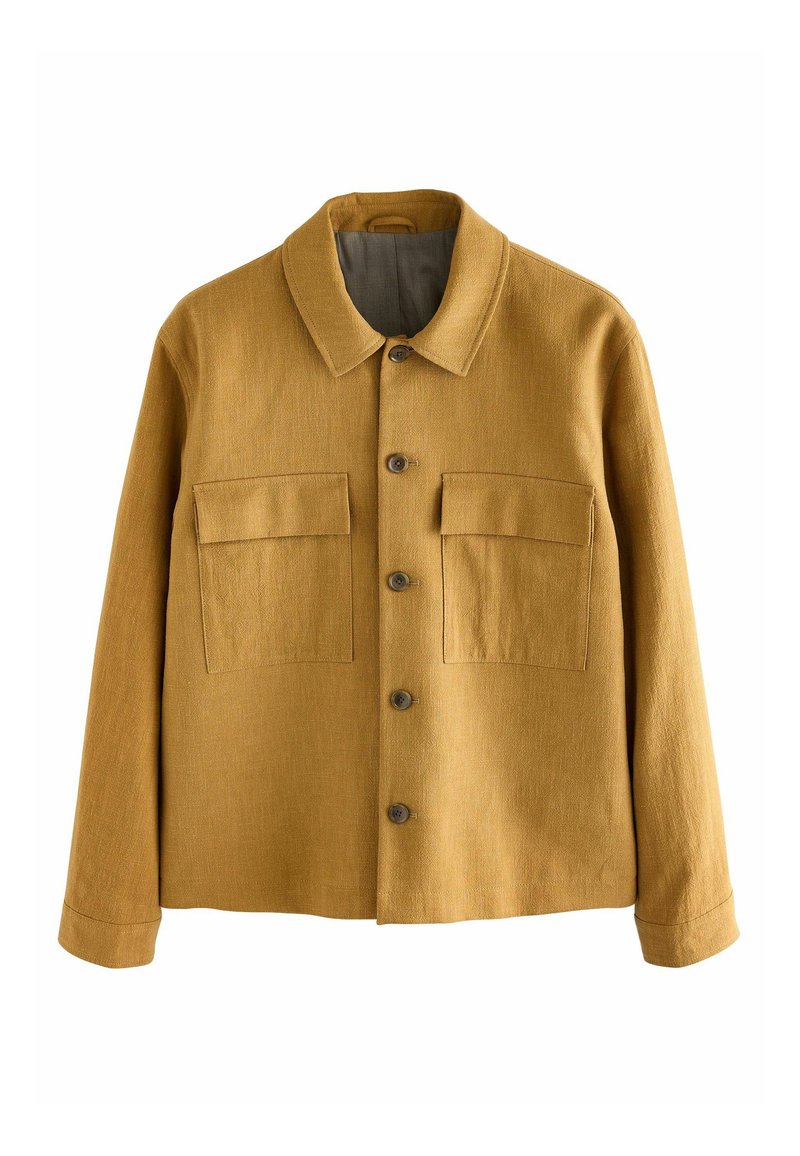 Chaqueta de color mostaza hecha de tela texturizada, con cuello tipo solapa, cierre frontal con botones y dos bolsillos en el pecho con solapas.