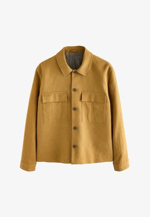 Veste jaune moutarde en tissu texturé, avec un col, une fermeture à boutons sur le devant et deux poches poitrine à rabat.