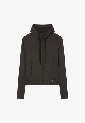 Giacca nera con zip e cappuccio, realizzata in tessuto liscio. Presenta due tasche frontali, cordini regolabili e un logo sull'orlo.