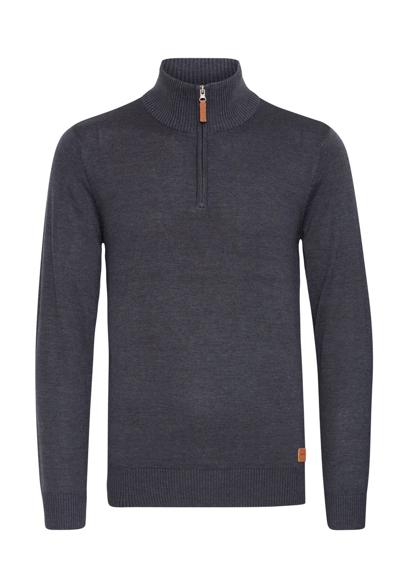 Pull en maille gris foncé avec un col montant et une fermeture éclair mi-hauteur. Finitions en bord-côte aux poignets et à l'ourlet, fabriqué en tissu tricot doux.
