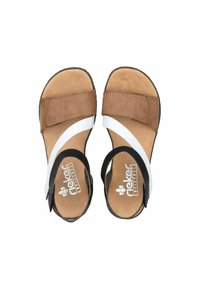 Sandali in pelle marrone e nera con una fascia bianca. Cinturino alla caviglia regolabile, soletta sagomata e suola interna texturizzata. Design leggero.