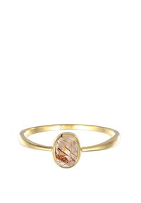 Guldtonad ring med en oval pärla med klar bas och inbäddade rödbruna trådar, slät yta och minimalistisk design.