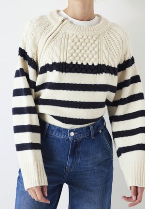 Stickad tröja - white