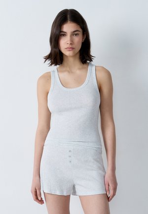 Set di canotta grigia chiara a costine e pantaloni corti, realizzato in tessuto morbido con tre bottoni decorativi sui pantaloni. Design semplice e aderente.
