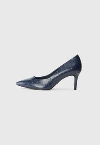 Scarpa con tacco alto in pelle verniciata blu navy con punta affilata e texture a coccodrillo. Presenta un tacco sottile e un lato leggermente scoperto.