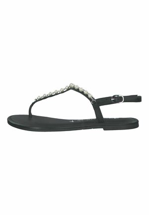 Schwarze flache Sandalen mit T-Riemen-Design, verziert mit metallischen Perlen entlang des Riemens und einer verstellbaren Schnalle am Knöchel. Glatt strukturierte Sohle.