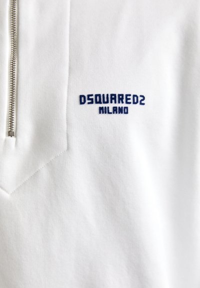 Witte poloshirt met een ritskraag, voorzien van een blauw geborduurd logo "DSQUARED2 MILANO" op de linkerkant van de borst. Gemaakt van katoen met een gestructureerde afwerking.