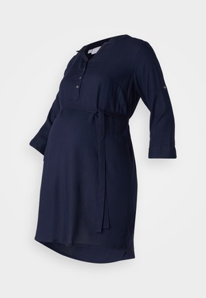Marineblå gravidkjole med knapper ved halsen, 3/4 ermer, belte i livet og buet fald. Blødt, glat stof.