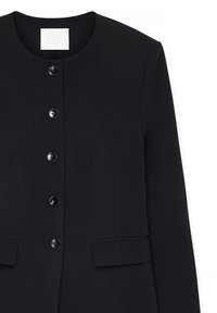 Juodas švarkas su apvalia iškirpte, priekiniais mygtukais, dviem kišenėmis ir lygiu audinio tekstūru. Klasikinis pritaikytas dizainas su suformuota siluetu.