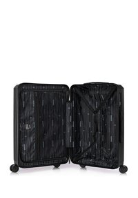 Černý kufr s tvrdou skořepinou, čtyřmi otočnými kolečky a vnitřkem s pruhovaným vzorem. Obsahuje zipové kapsy a popruhy.