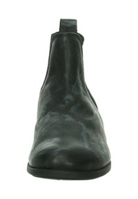 Schwarzer Leder-Stiefelette mit einer strukturierten Oberfläche, spitz zulaufender Zehenpartie und einer Zuglasche. Das Design weist einen dezenten Glanz und minimale Nähte auf.