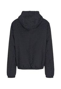 Giacca nera con cappuccio caratterizzata da un motivo testurizzato di lettere ripetute. Presenta polsini elasticizzati e orlo regolabile, realizzata in materiale leggero.