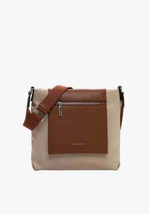 Schultertasche aus Leder und Stoff in Beige mit einem braunen Frontklappenverschluss, silbernem Reißverschlussakzent und einem verstellbaren Schultergurt.