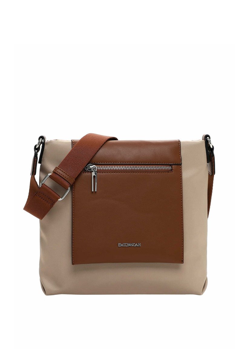 Sac à épaule en cuir et en tissu beige avec un rabat avant marron, accent de fermeture éclair en argent et une bandoulière réglable.