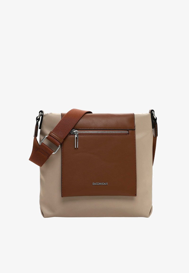 Skinn- och tygaxelväska i beige med en brun framslag, silverdragkedja som accent och justerbar axelrem.