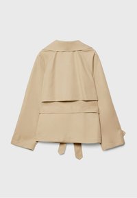 Trench-coat beige raccourci avec manches longues, fente d'aération au dos, large col et ceinture pendue sous l'ourlet.