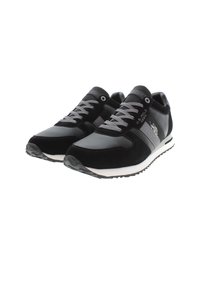 Încălțăminte sportivă neagră care prezintă un amestec de suede și materiale sintetice cu accente gri, vârf rotund și o talpă albă. Include șireturi decorative.