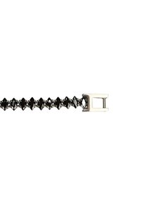 Bracciale nero in perline con sfere a faccette a forma di marquise e chiusura in metallo argentato, progettato in un motivo lineare per un aspetto elegante.