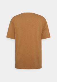 Effen bruine katoenen t-shirt met korte mouwen, weergegeven vanuit de achterkant op een witte achtergrond.