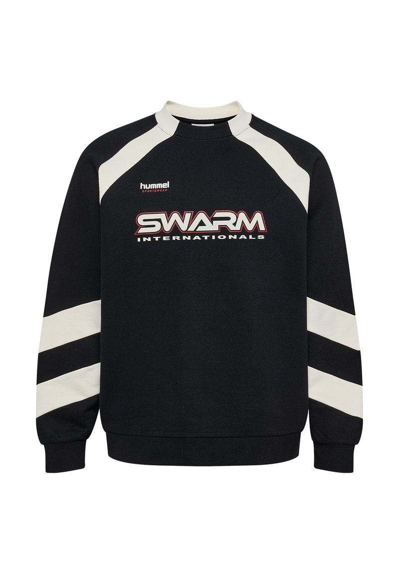 Sudadera negra con rayas diagonales blancas, puños y cuello acanalados. Presenta el logo 'SWARM INTERNATIONALS' en rojo y blanco. Fabricada en una mezcla de algodón.