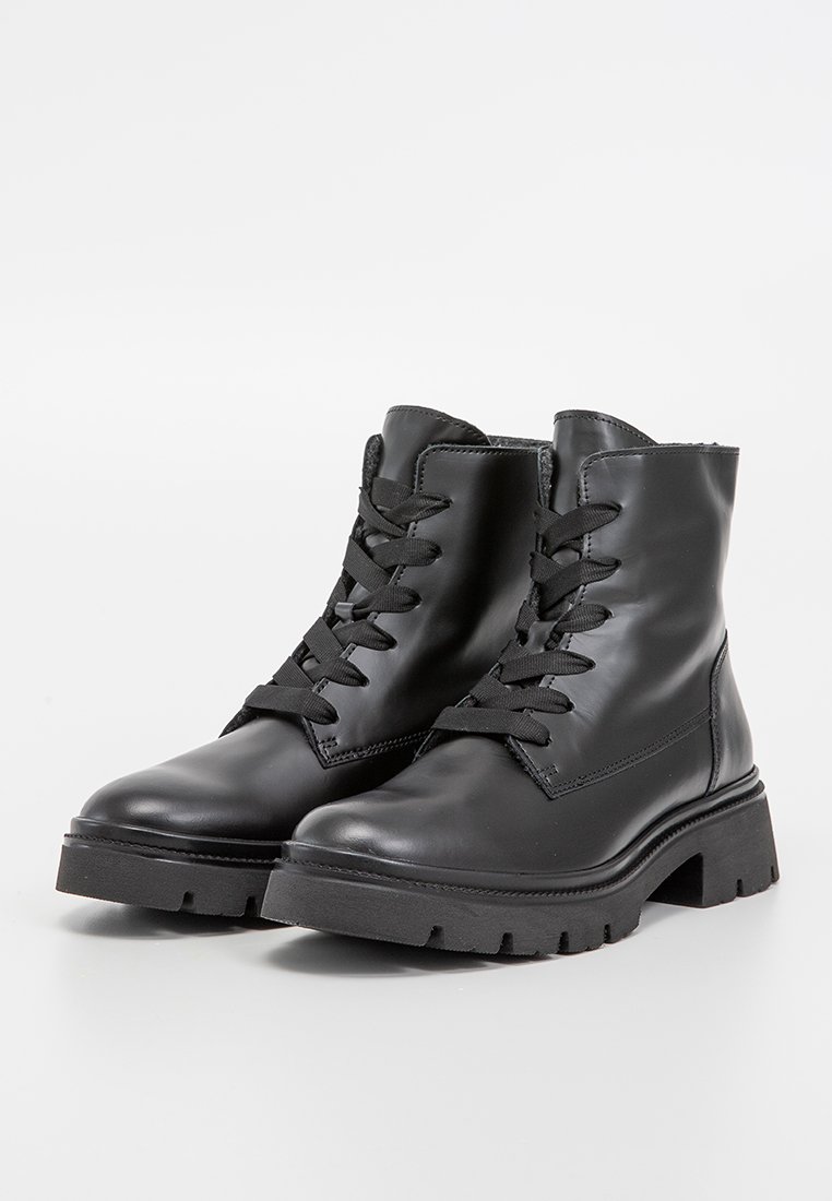 Schwarze Leder-Ankle-Boots mit runder Zehenform, Schnürung an der Vorderseite und einer stabilen Gummisohle mit strukturierter Profilierung.