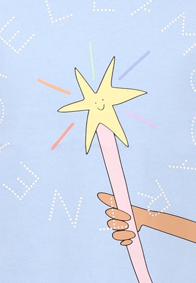Tessuto azzurro chiaro con una bacchetta magica a forma di stella dei cartoni animati, con una stella gialla sorridente e un manico rosa, circondata da brillamenti pastel e testo.