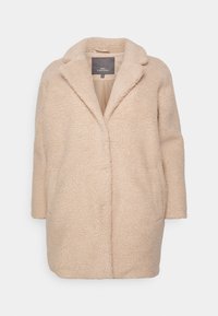 Beige, plysch teddyjacka med notchad krage, långa ärmar och mjuk textur. Har en enknappsstängning och framfickor.