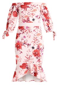 Kwiatowa sukienka z miękkiego różowego materiału, z odkrytymi ramionami, bufiastymi rękawami z wiązaniami, dopasowanym krojem, falbaną u dołu oraz dużymi czerwono-białymi kwiatami.