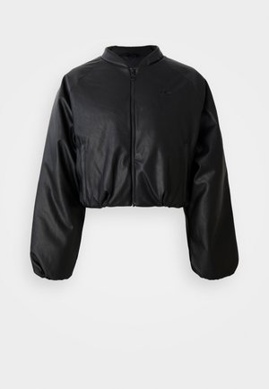 Giacca bomber nera corta caratterizzata da una superficie liscia in similpelle, chiusura con zip e polsini elasticizzati per una silhouette aderente.