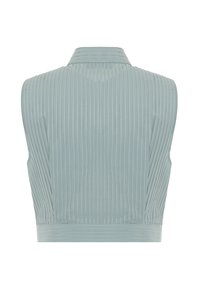 Top corto azul claro con pliegues verticales, cuello tipo solapa y cintura ajustada. Textura suave con un diseño moderno.