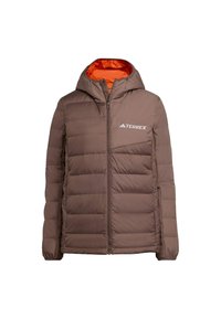 Giacca con cappuccio imbottita marrone, con zip frontale, polsini elasticizzati, rivestimento interno arancione e logo Terrex bianco sul petto.