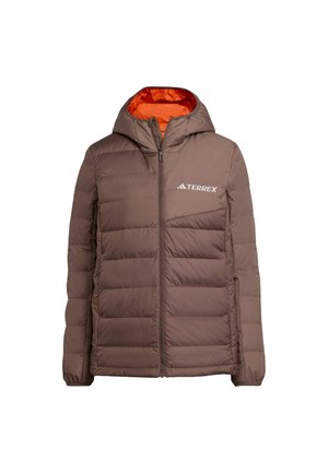 Giacca con cappuccio imbottita marrone, con zip frontale, polsini elasticizzati, rivestimento interno arancione e logo Terrex bianco sul petto.