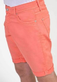 Koraalkleurige shorts van katoen, met een rechte snit, opgerolde zoom, voorzakken en zilverkleurige sluitingen en details.