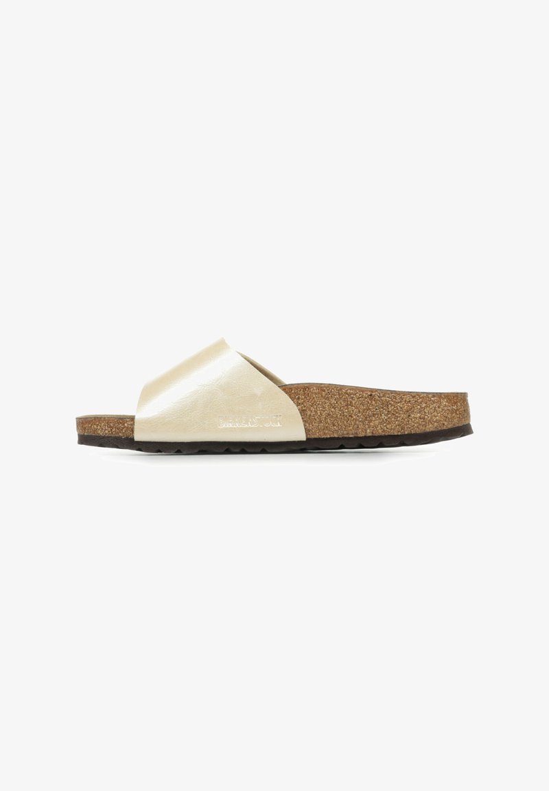 Sandal in metallo oro con cinturini incrociati, plantare in sughero e suola in gomma. Texture liscia sui cinturini, materiale dettagliato simile al sughero sulla suola.