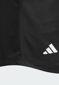 Zwarte sportshorts gemaakt van glad polyester. Bevat het Adidas-logo in het wit aan de zijkant. Het ontwerp heeft een atletische snit en platte naden.