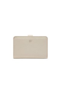 Beżowy portfel o gładkiej fakturze, prostokątnym kształcie i z logo na froncie. Posiada bezpieczne zapięcie na klapkę oraz starannie wykończone krawędzie.