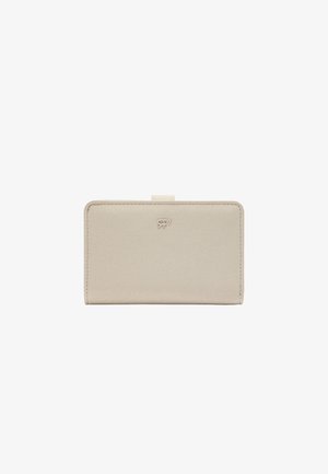 Beżowy portfel o gładkiej fakturze, prostokątnym kształcie i z logo na froncie. Posiada bezpieczne zapięcie na klapkę oraz starannie wykończone krawędzie.
