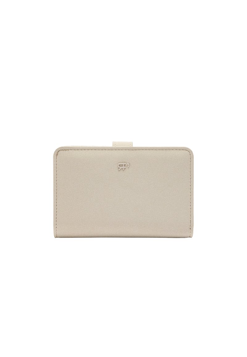 Beżowy portfel o gładkiej fakturze, prostokątnym kształcie i z logo na froncie. Posiada bezpieczne zapięcie na klapkę oraz starannie wykończone krawędzie.