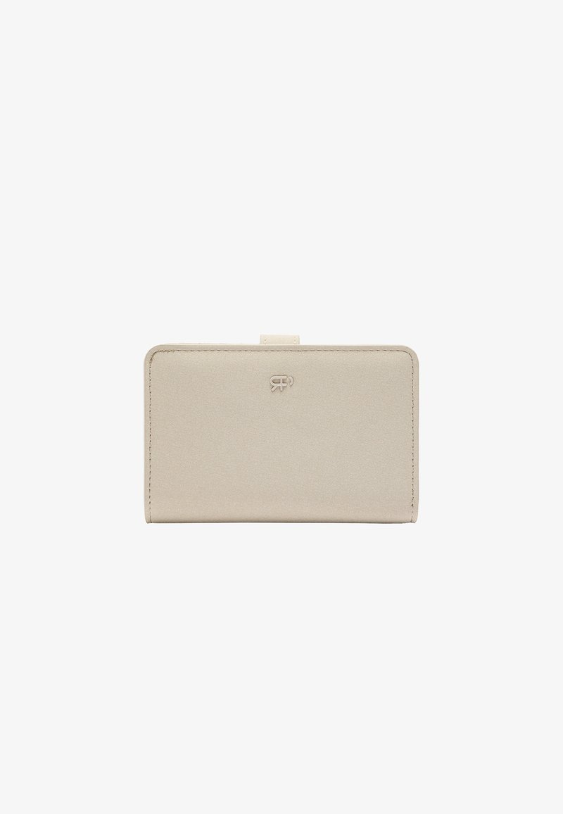 Beżowy portfel o gładkiej fakturze, prostokątnym kształcie i z logo na froncie. Posiada bezpieczne zapięcie na klapkę oraz starannie wykończone krawędzie.