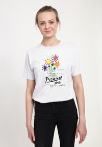 Biały bawełniany t-shirt z kolorowym kwiatowym wzorem, przedstawiający dłoń trzymającą bukiet oraz napis "Picasso London". Krótkie rękawy.