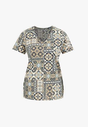 Koszulka z krótkim rękawem w kształcie V z wzorem patchworkowym w odcieniach beżu, granatu i jasnoniebieskiego, z motywami kwiatowymi i geometrycznymi. Materiał mieszany bawełniany.