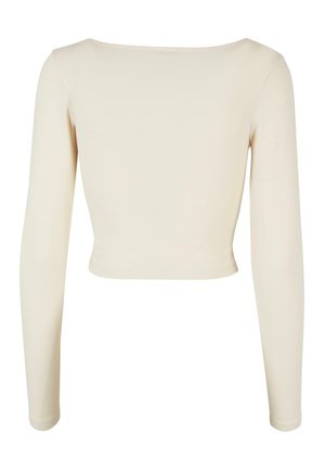 Langärmliges, cropped Top aus leicht beigem Stoff. Verfügt über einen weiten Ausschnitt und eine glatte Textur, mit minimalen Nähdetails entlang der Ränder.