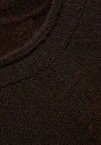 Pulover tricotat de culoare maro închis, cu un design texturat și ribatat și un decolteu rotund, având un aspect moale și pufos.