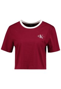 Maročná zkrácená trička s krátkým rukávem a bílým kulatým výstřihem, na levém prsu je malé bílé logo Calvin Klein Jeans.