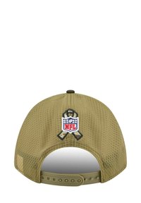 Olivgrüner Mesh-Cap mit NFL-Logo und Bandemblem. Auf der Rückseite befindet sich ein verstellbarer Kunststoffriemen zur Anpassung der Größe.