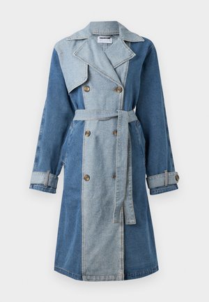 Denim trenchcoat med dobbelspent front, blandede nyanser av blått, brede revers, belted midje og knappede mansjetter.