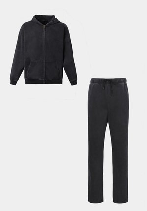 Μαύρο hoodie με φερμουάρ, τσέπες καγκουρό και παντελόνι φόρμας με κορδόνια, και τα δύο από απαλό, ανθεκτικό ύφασμα, με άνετη εφαρμογή.