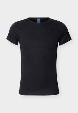 Zwart atletisch shirt met korte mouwen en ronde hals, met subtiele textuur in de stof en een klein blauw label aan de binnenkant van de kraag.