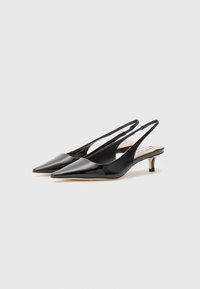 Musta lakattu nahkainen slingback-kengät, joissa on terävä kärki, matala kitten-korko ja sulava muotoilu. Sujuva pinta, jossa on minimaalinen koristelu.