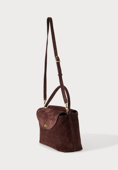 Sac à main en daim marron foncé avec fermeture à rabat, ferrures dorées, poignée supérieure et bandoulière réglable.